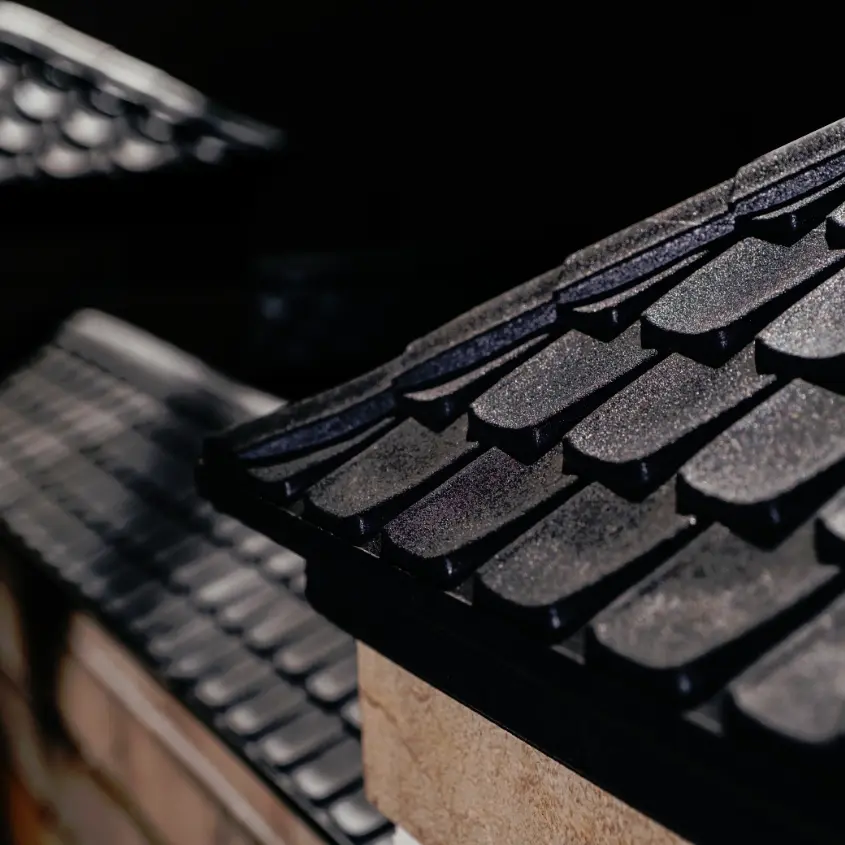 Фото 5 колпаки и парапеты Эльбрус Черный на кирпичном заборе