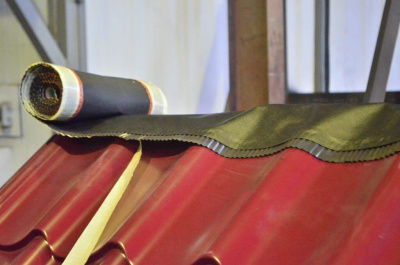 Аэроэлемент конька кровли Ventakrov LUX монтаж на конек кровли 1 Аэроэлемент конька кровли Ventakrov LUX монтаж на конек кровли 1